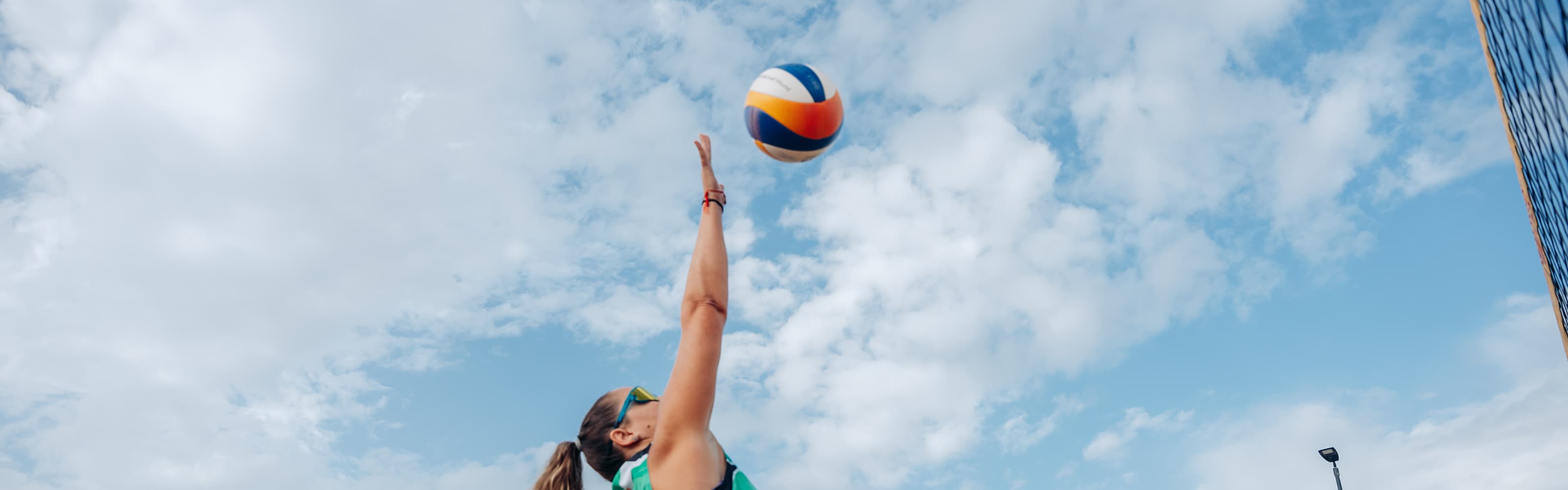 Vista de la playa durante una sesión de clases de vóley playa en Tovar Beach Volley Club