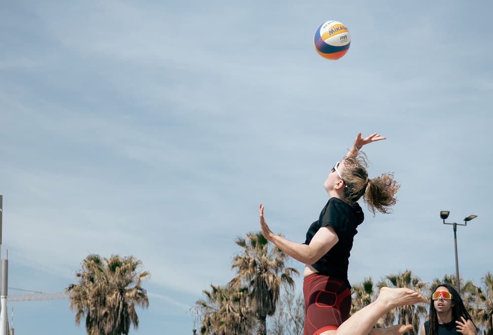 Jugadores de tecnificación perfeccionando técnicas profesionales de vóley playa